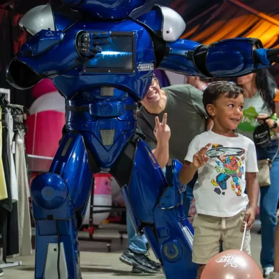 Es un evento que reúne a la familia, amigos y amantes del running. Desde el 2016, la carrera nocturna se ha convertido en el epicentro que fusiona el deporte, la tecnología y el rock